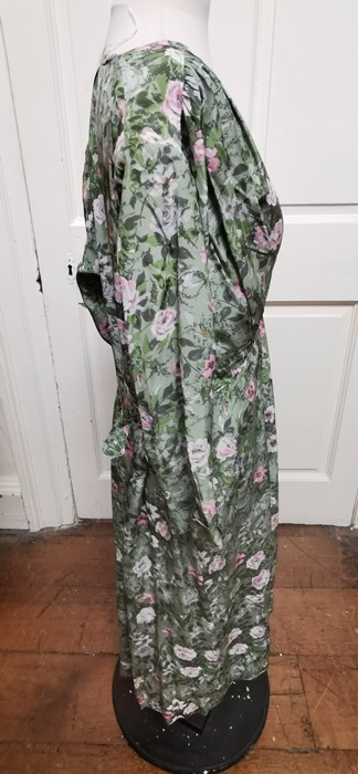 A cream/pink floral late 1940s dress. The bodice has gathers from under the shoulder with a V - Image 7 of 12