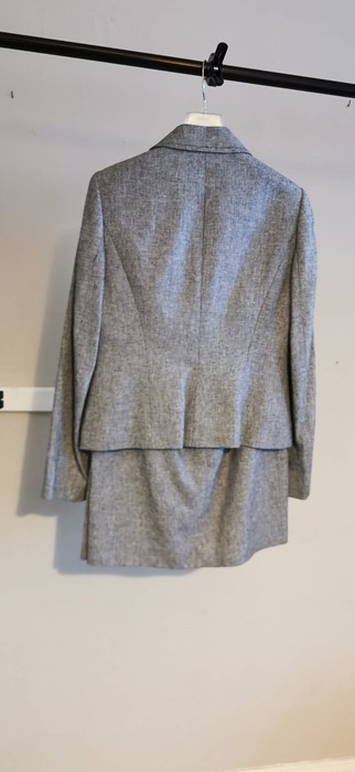 Ladies Calvin Klein 2 piece suit linen and rayon mix. The classic fitted jacket has a stitched - Image 2 of 2