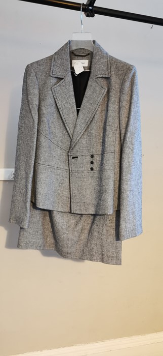 Ladies Calvin Klein 2 piece suit linen and rayon mix. The classic fitted jacket has a stitched