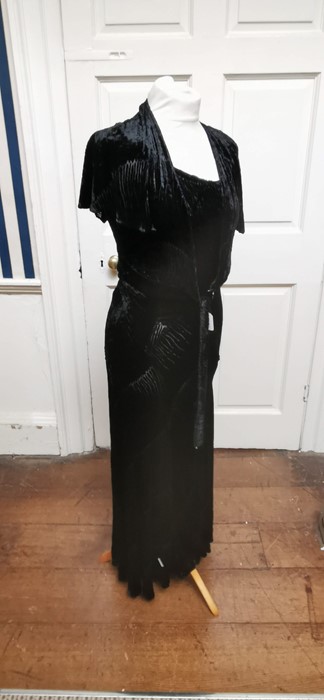 An iconic Balenciaga, 1930s evening dress and bolero, in black silk velvet in a ribbed pattern, - Image 3 of 6