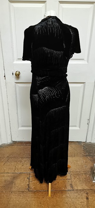 An iconic Balenciaga, 1930s evening dress and bolero, in black silk velvet in a ribbed pattern, - Image 5 of 6