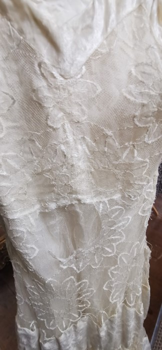 A 1945/46 wedding dress in tulle lace (damaged in places). The dress's neckline is edged in velvet - Image 2 of 3