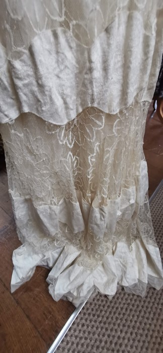 A 1945/46 wedding dress in tulle lace (damaged in places). The dress's neckline is edged in velvet - Image 3 of 3