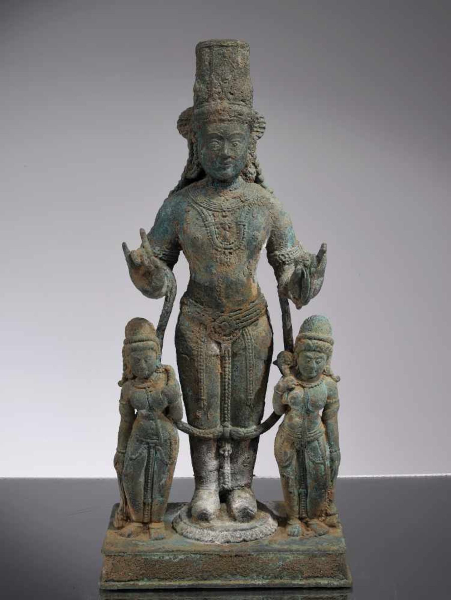 SURYABronzeKashmir 8th centuryDimensions: Height 40 cm ; Wide 18 cm ; Depth 9 cmWeight: 4132