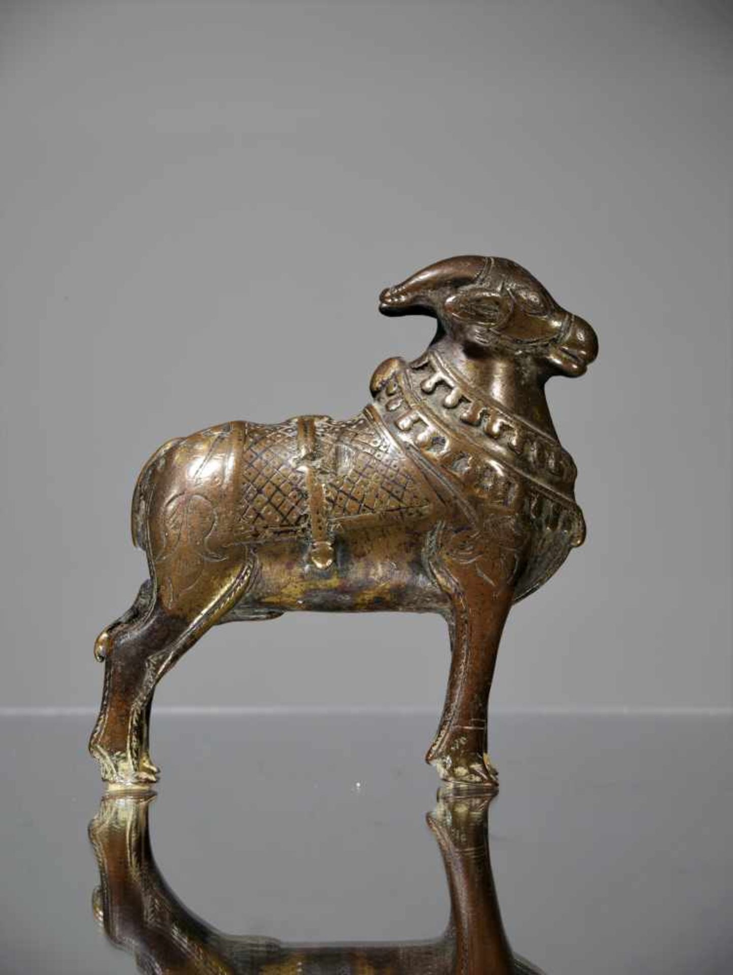 NANDIBronze,India , 18th centuryDimensions: Height 10 cm , Wide 10 cm , Depth 3 cmWeight: 776 - Bild 2 aus 2