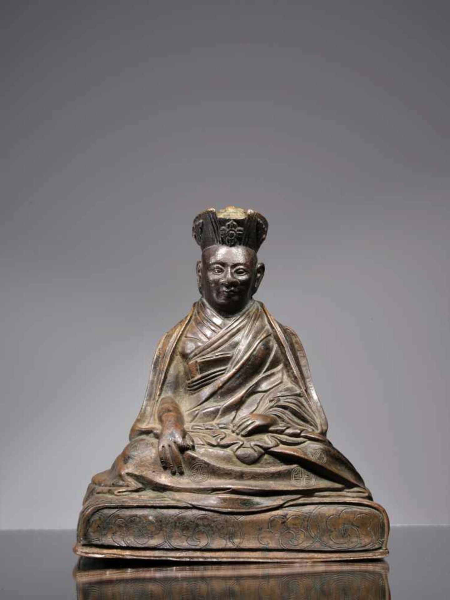LAMABronze,Tibet, 18th century,Dimensions: Height 17,5 cmWeight: 2250 gramsA lama sitting on a