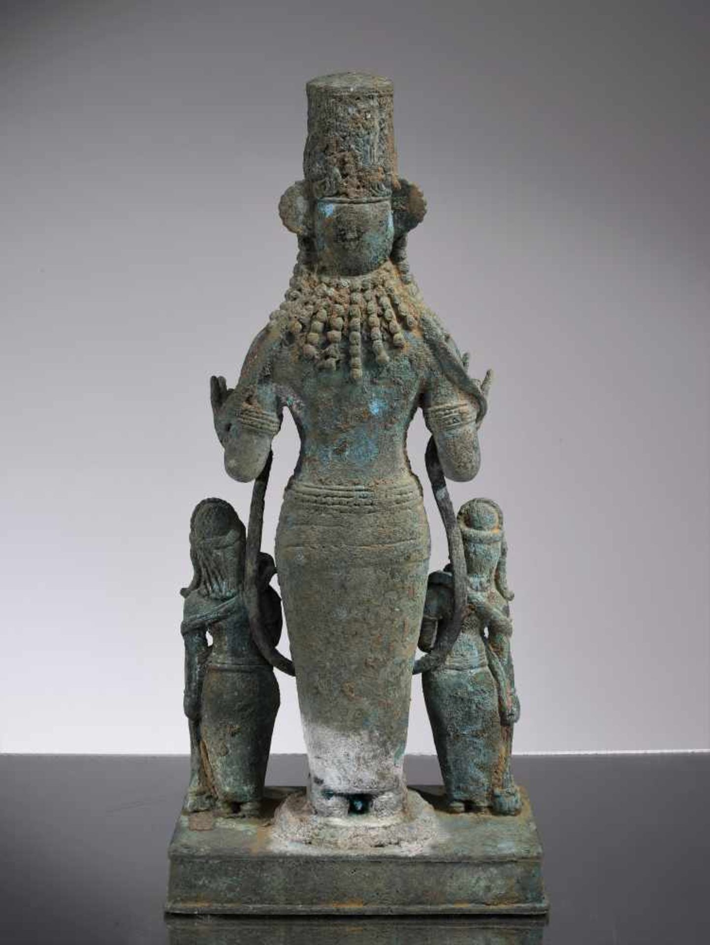 SURYABronzeKashmir 8th centuryDimensions: Height 40 cm ; Wide 18 cm ; Depth 9 cmWeight: 4132 - Bild 2 aus 2