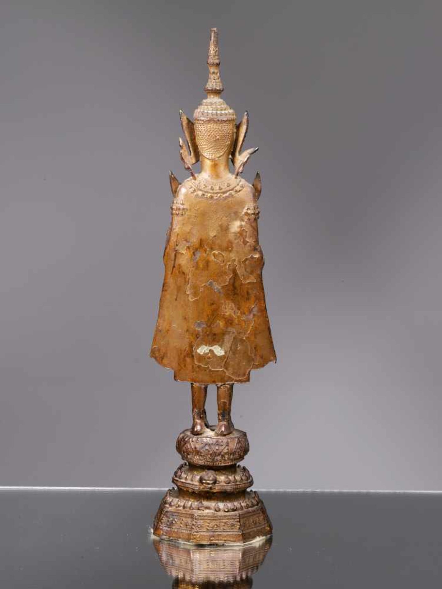 STANDING BUDDHABronze cold giltThailand , around 1850Dimensions: Height 30,5 cmWeight: 908 - Bild 2 aus 2