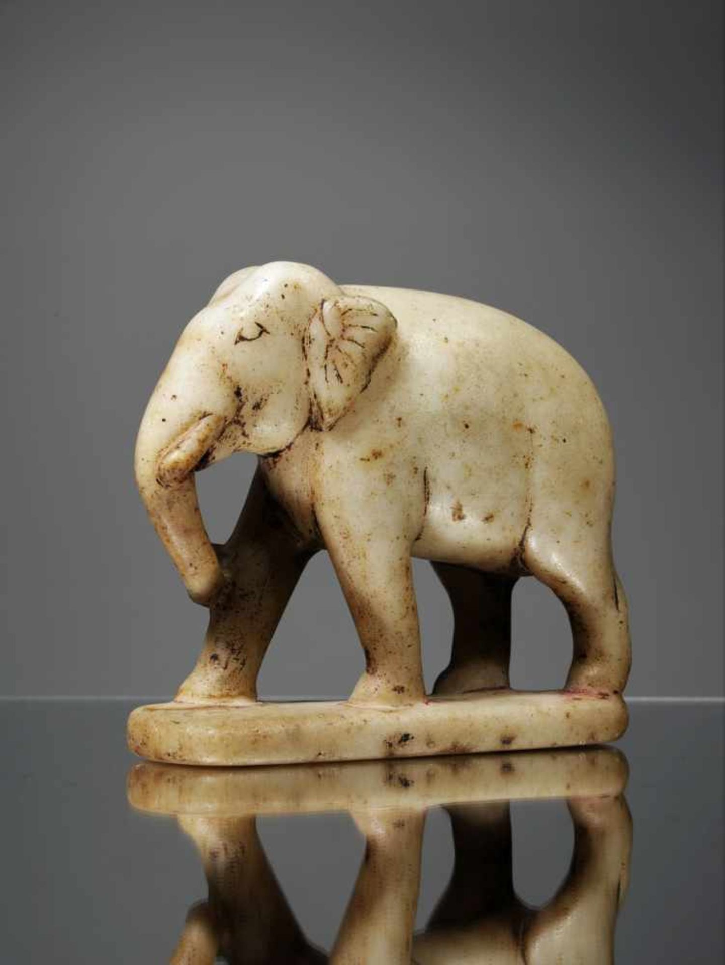 ELEPHANTMarble,India 18th centuryDimensions: Height 13 cm , Wide 13 cm , Depth 5 cmWeight: 874 - Bild 2 aus 2