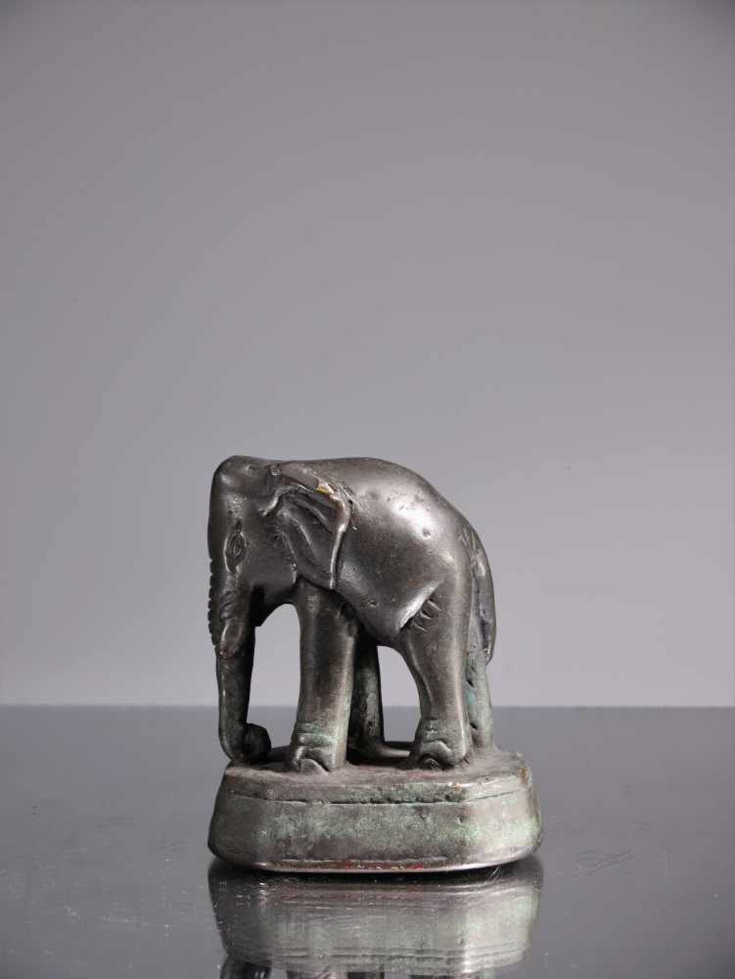 OPIUM WEIGHT IN FORM OF AN ELEPHANTBronzeBurma , 18th centuryDimensions: Height 8 cmWeight: 784The - Bild 2 aus 2