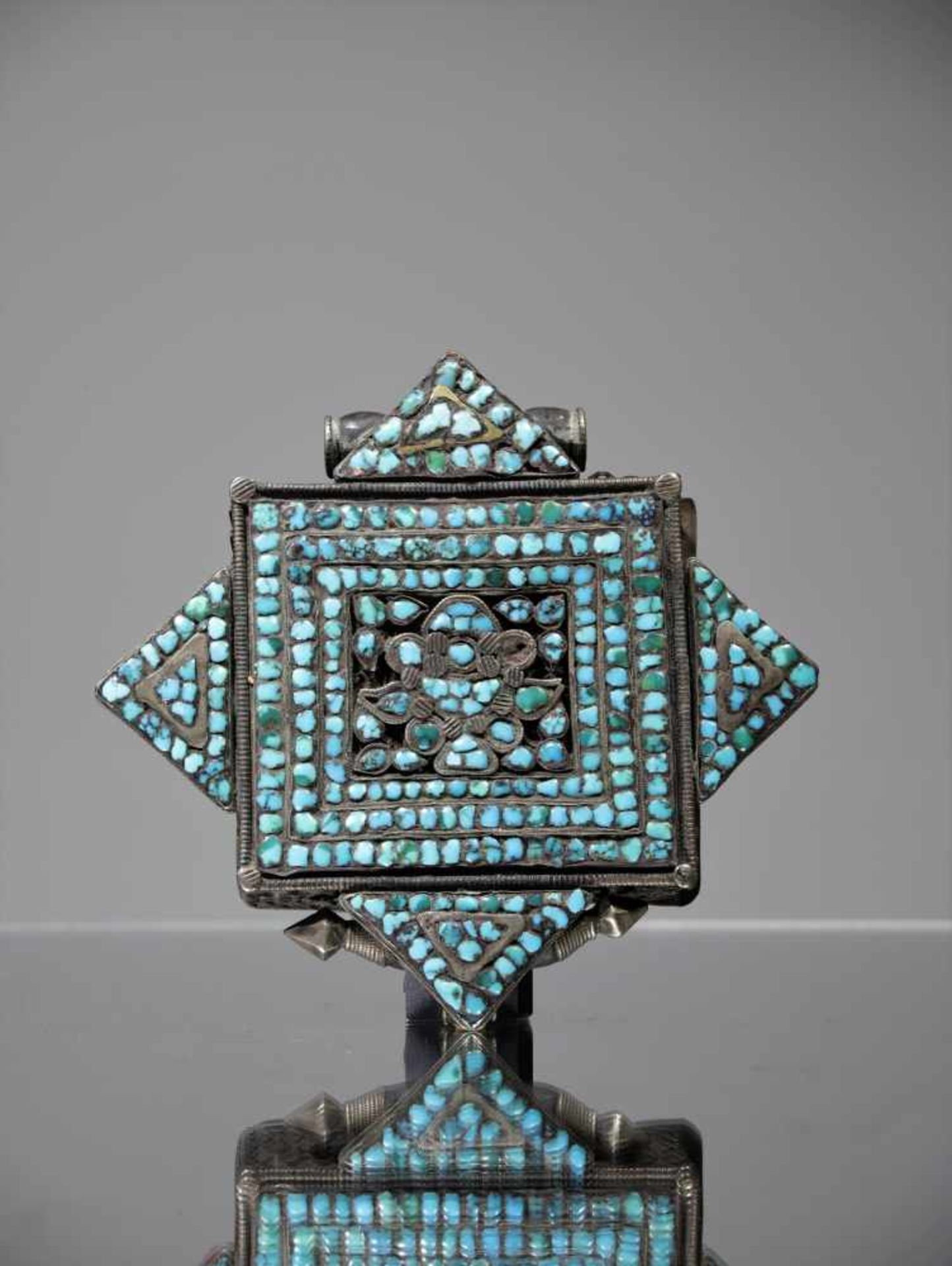 GAUSilver with turquoiseTibet, 18th centuryDimensions: Height 10 cm , Wide 10 cm , Depth 2 cmWeight: