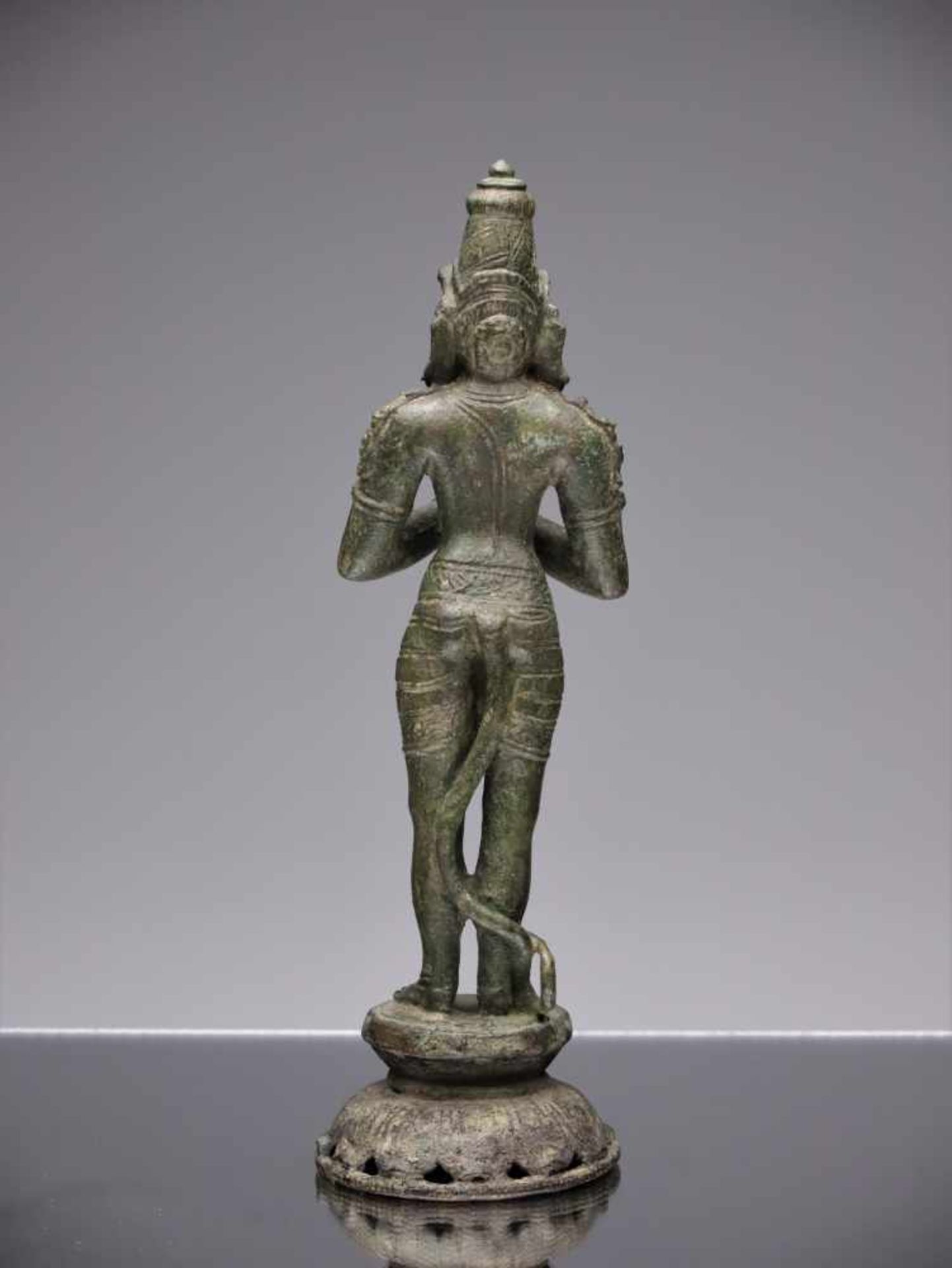 HANUMANBronzeIndia 17th centuryDimensions: Height 25 cm ; Wide 8 cm ; Depth 7 cmWeight: 1176 - Bild 2 aus 2