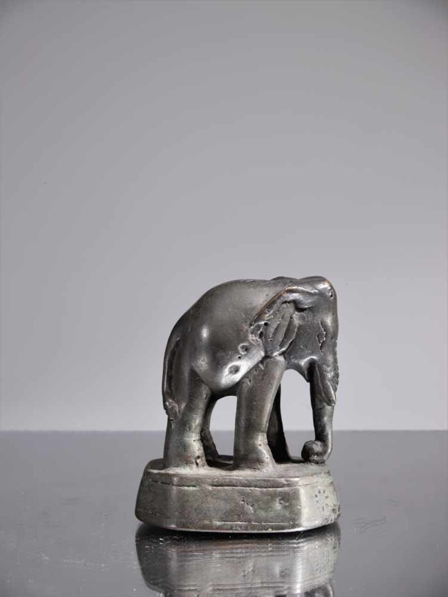 OPIUM WEIGHT IN FORM OF AN ELEPHANTBronzeBurma , 18th centuryDimensions: Height 8 cmWeight: 784The