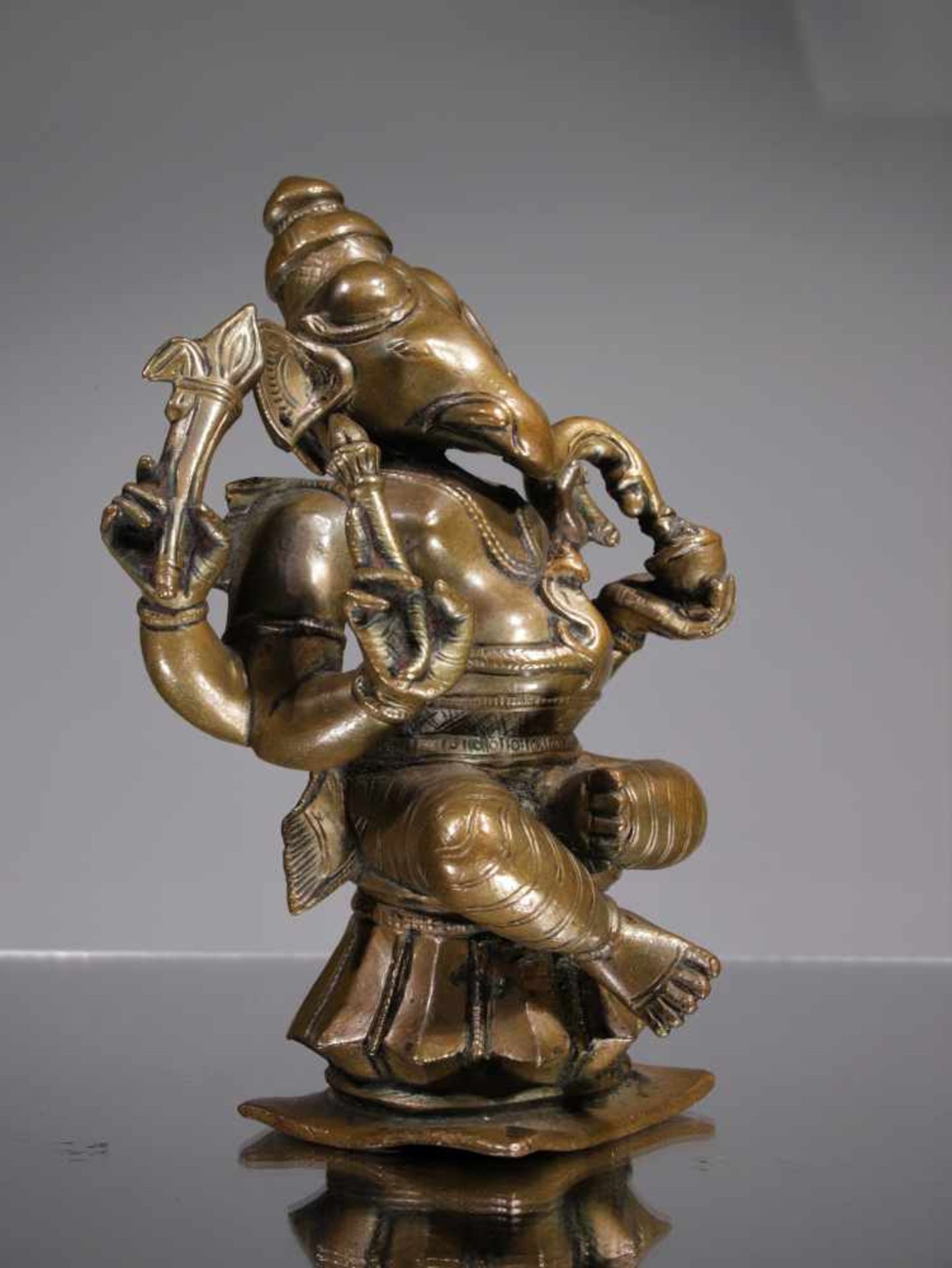 SITTING GANESHABronzeSouth - India , Maharashtra , 18th centuryDimensions: Height 17,5 cm Wide 13 cm - Bild 2 aus 2