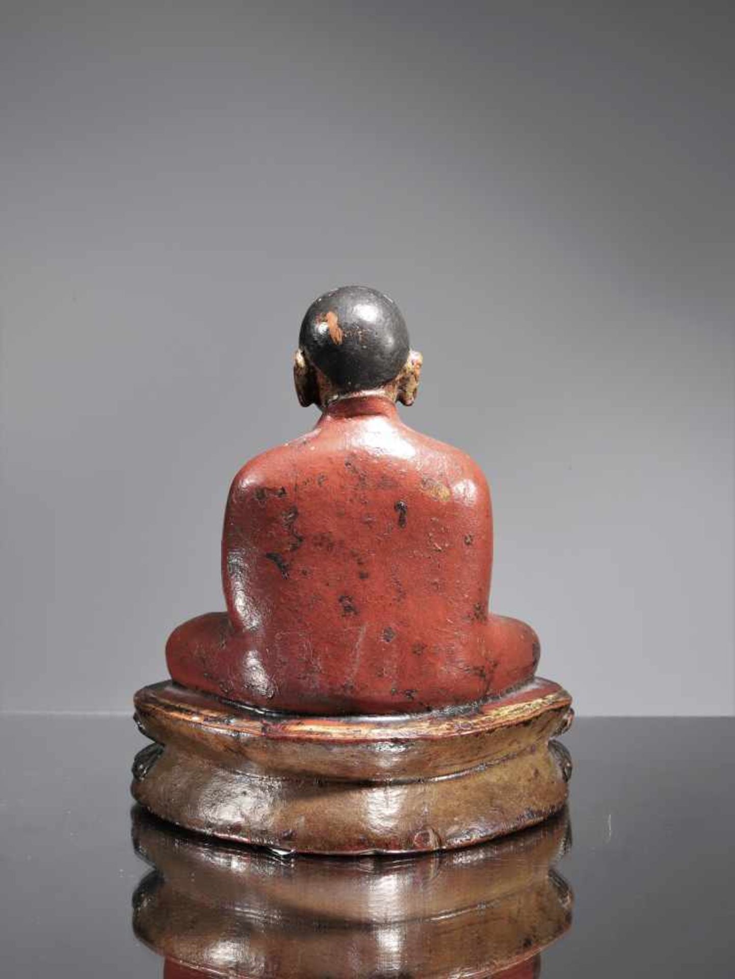 LAMAWood paintedTibet , 16th centuryDimensions: Height 15 cm Weight: 318 gramsLama seated on - Bild 2 aus 2