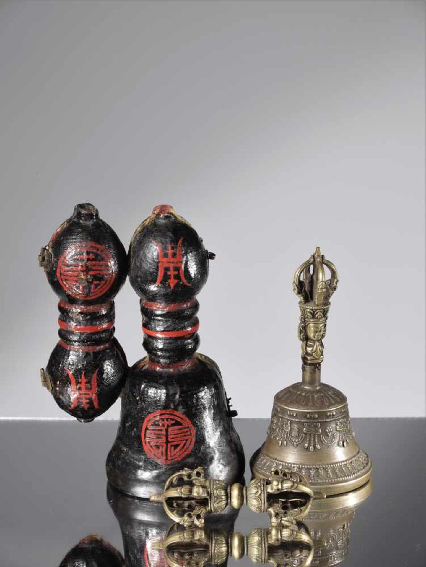 RITUAL SET , GHANTA + VAJRA + CASEBronze and Paper mache paintedTibet , 18th centuryDimensions: - Bild 2 aus 2