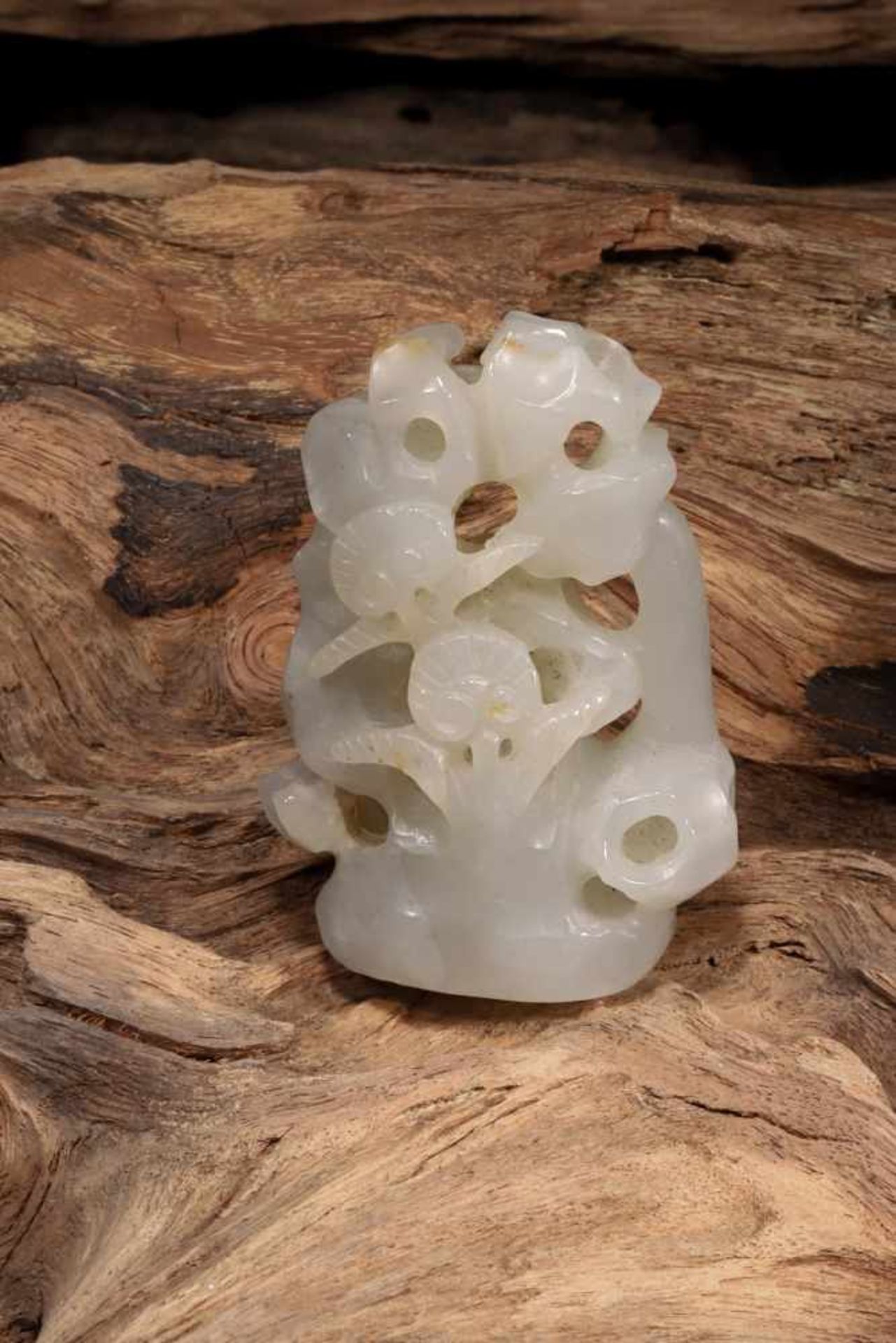 A WHITE JADE OF RU YI FURNANCE TOP