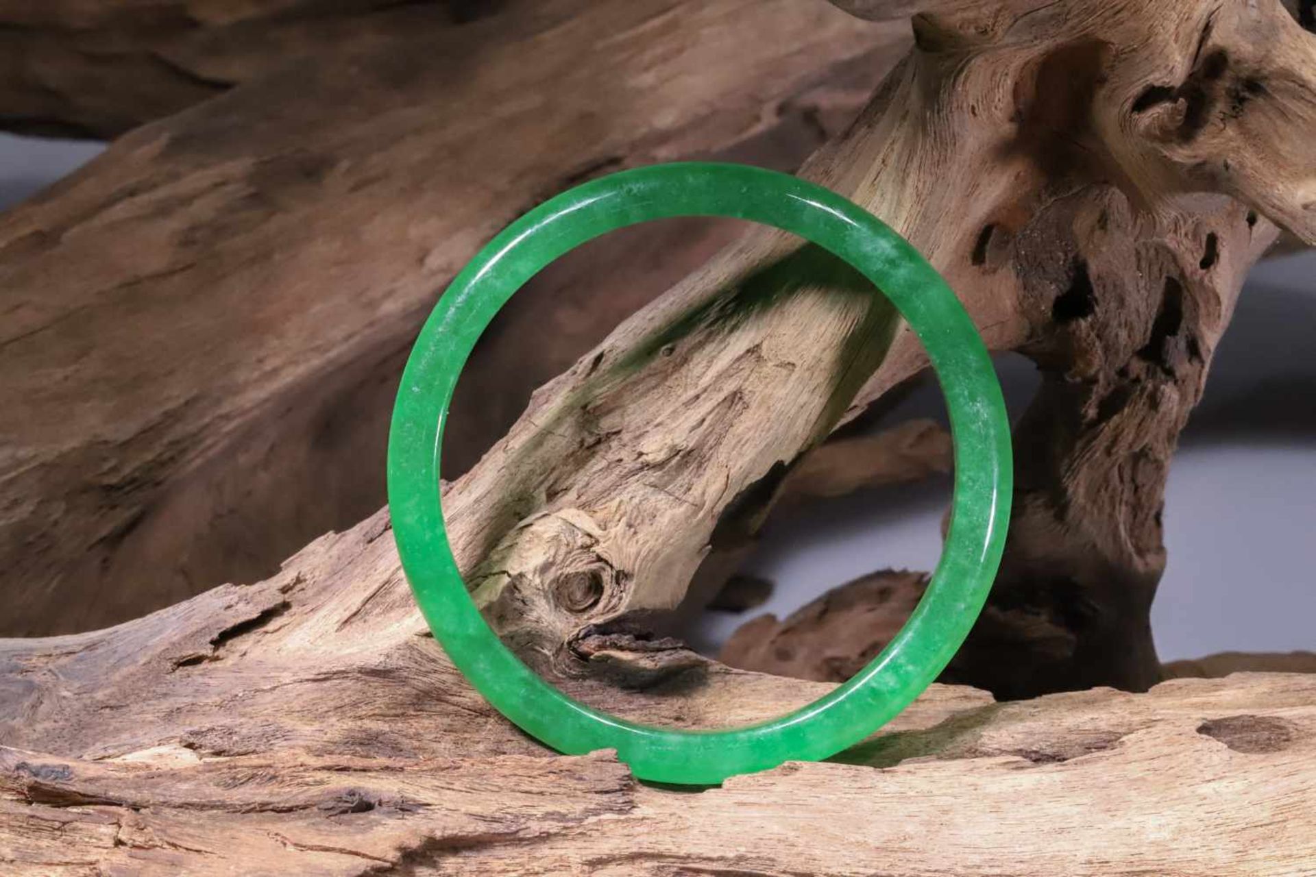 A GREEN JADE BRACELET