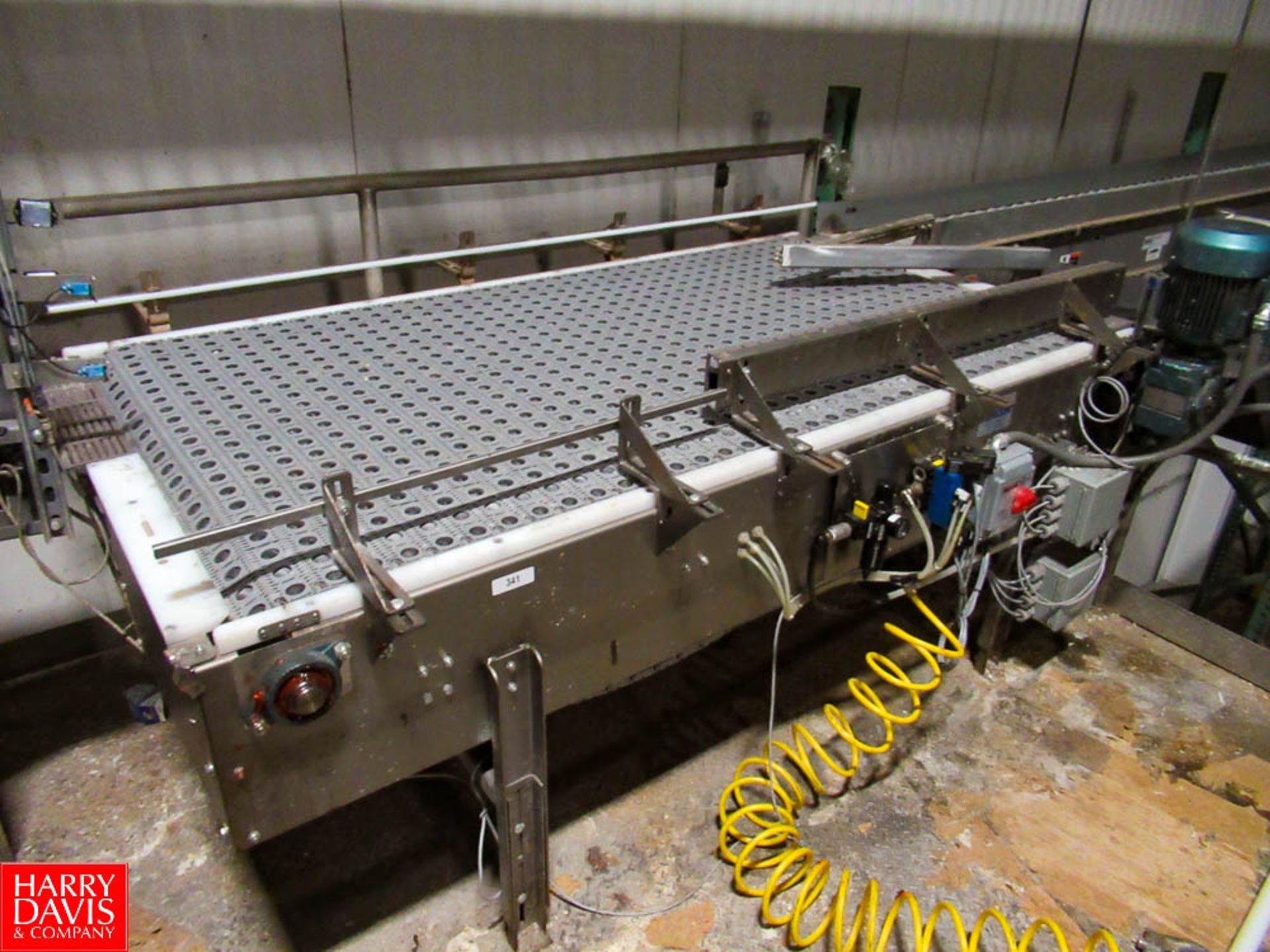 Nercon Accumulating Table with Roller Top Plastic Modular Conveyor Belt for 90 Degree Transfer,