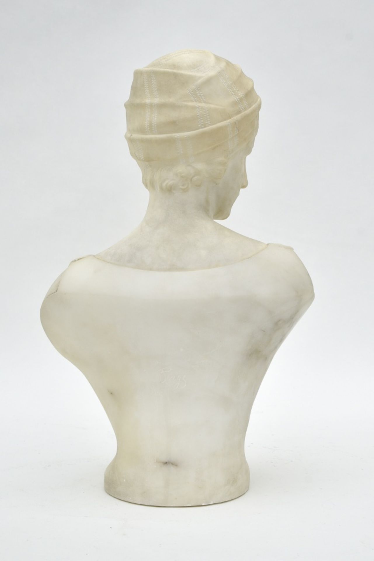 Gugliemo Pugi (1850-1915)Bust of a young ladyAlabaster sculpture. Signed on the back. 44 x 28 x 16 - Image 2 of 2