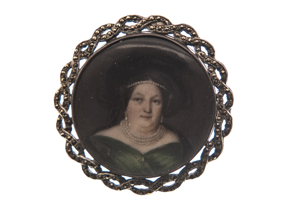 Robert Theer (1808-1863)Portrait of a womanMiniature on ivory in a silver brooch-pendant. Signed "R. - Image 2 of 2