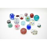 Lot of 17 glass paperweightsMillefiori, bubbled, inclusions, etc. From various origins (Scotland,