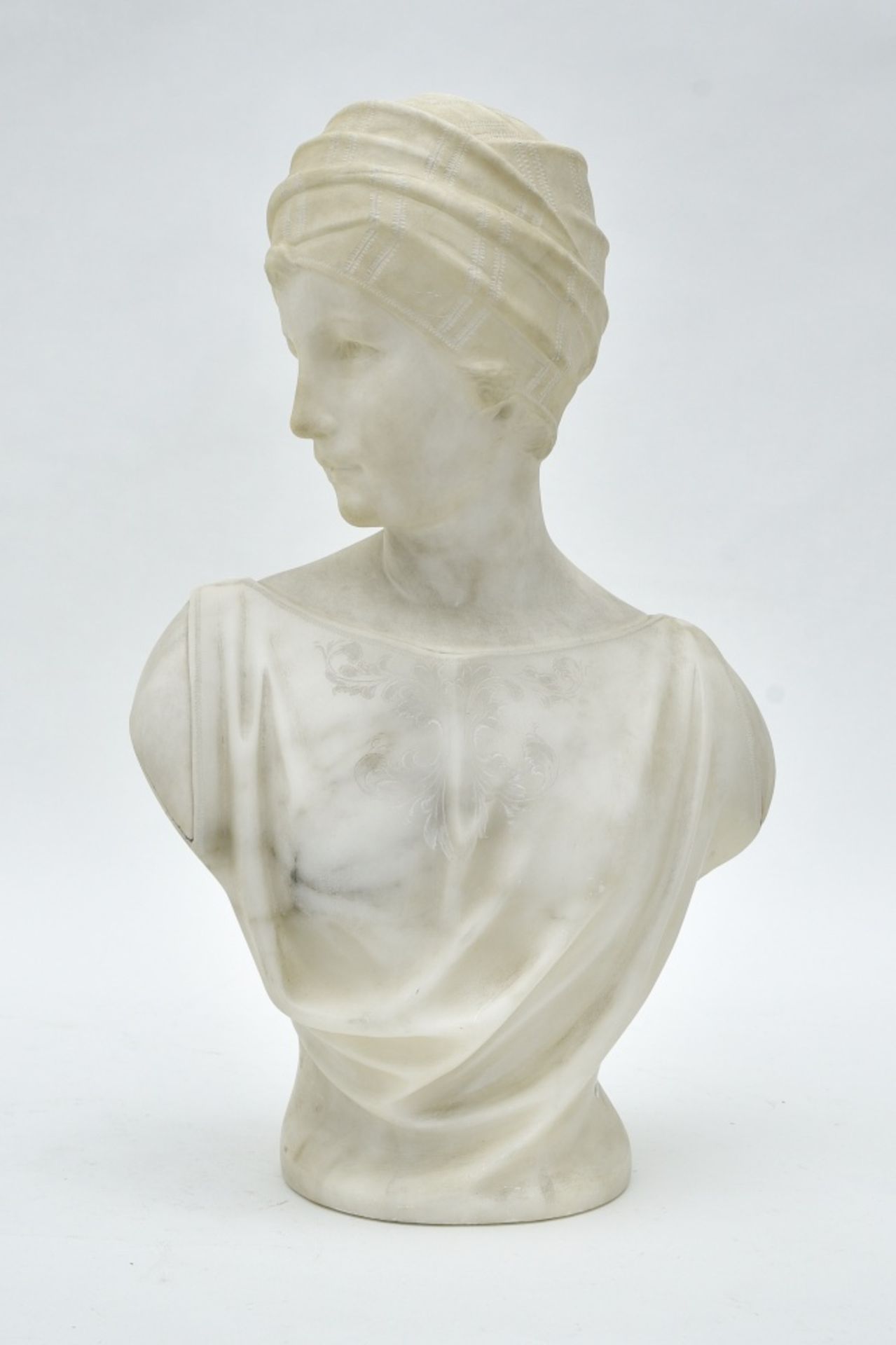 Gugliemo Pugi (1850-1915)Bust of a young ladyAlabaster sculpture. Signed on the back. 44 x 28 x 16