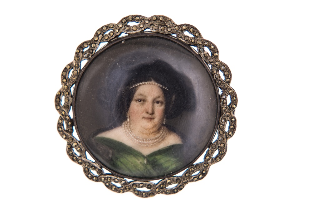 Robert Theer (1808-1863)Portrait of a womanMiniature on ivory in a silver brooch-pendant. Signed "R.