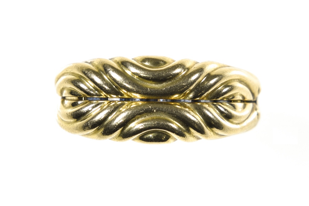 Ring band with secret compartment 18 kt yellow gold with a wavy pattern. The centre opens to reveal - Image 5 of 5