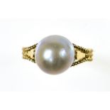 Uno A Erre Pearl ring 18 kt yellow gold, composed of 3 braided strands, set with a +/- 10.5 mm