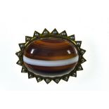 Banded agate brooch 14 kt yellow gold, set with a banded agate cabochon. The perimeter is cut in