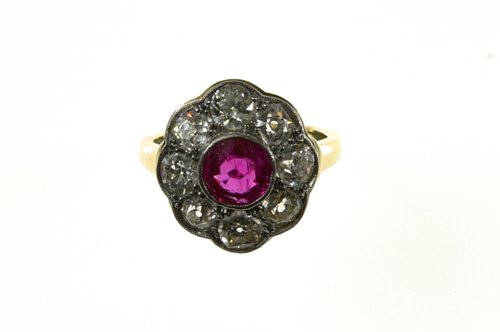 "Daisy" ruby ring 14 kt yellow and white gold, set with a round +/- 1 ct ruby in the centre,