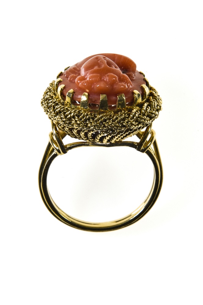 Coral cameo ring Braided 18 kt yellow gold set with a red coral cameo depicting a female bust (