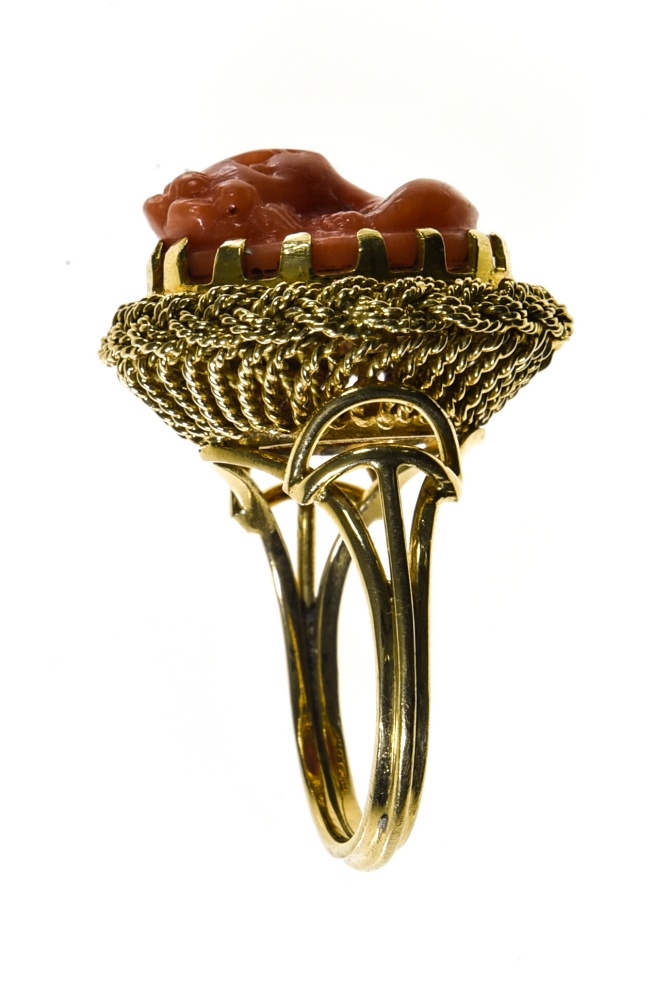 Coral cameo ring Braided 18 kt yellow gold set with a red coral cameo depicting a female bust ( - Image 2 of 5