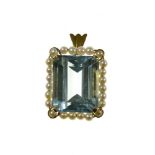 Aquamarine pendant 18 kt yellow gold set with a rectangular +/- 32 ct aquamarine (21.5 x 17.5 x 12.