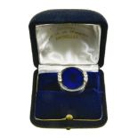 Holemans Modernist ring 18 kt white gold, oval-shaped, adorned with royal blue pâte de verre (or