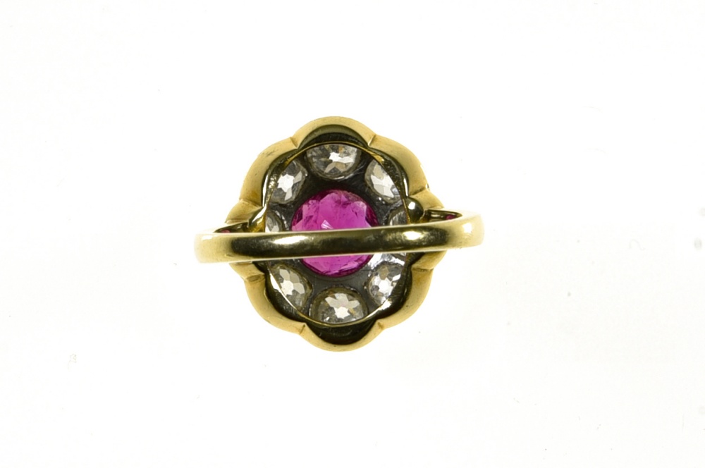 "Daisy" ruby ring 14 kt yellow and white gold, set with a round +/- 1 ct ruby in the centre, - Image 3 of 4