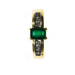 Emerald ring 18 kt yellow gold, set with a +/- 0.50 ct emerald in the centre, flanked by 6 small