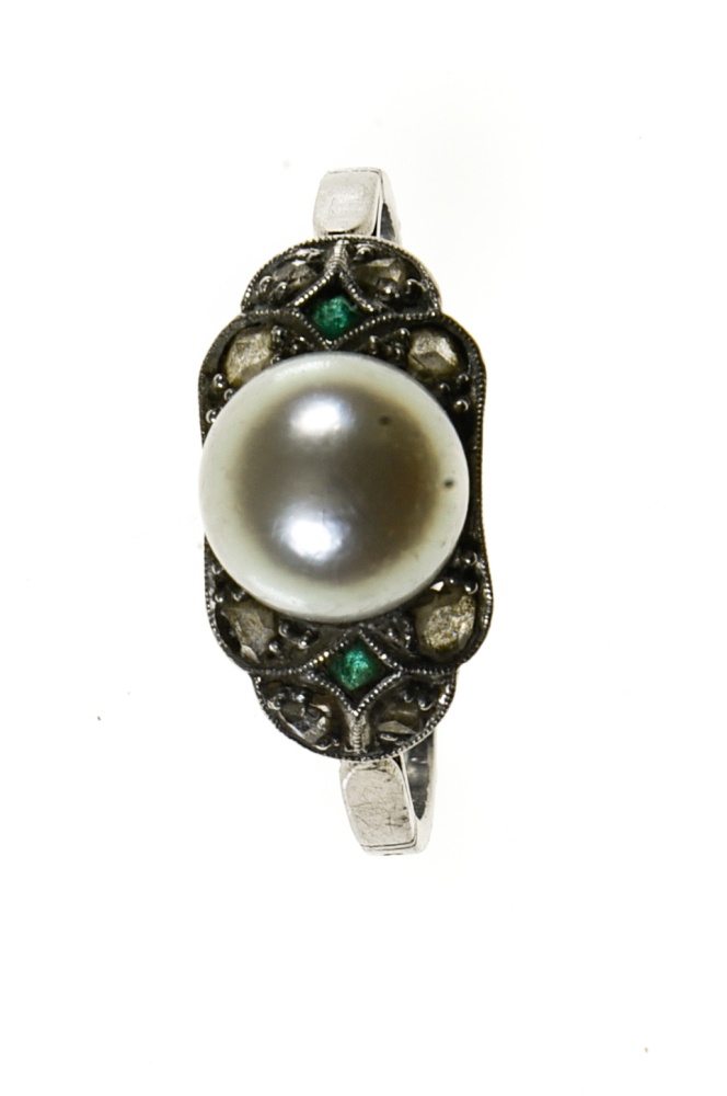 Belle Epoque ring Platinum, set with a +/- 7.6 mm white pearl in the centre, 2 tiny emeralds, and