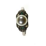 Belle Epoque ring Platinum, set with a +/- 7.6 mm white pearl in the centre, 2 tiny emeralds, and