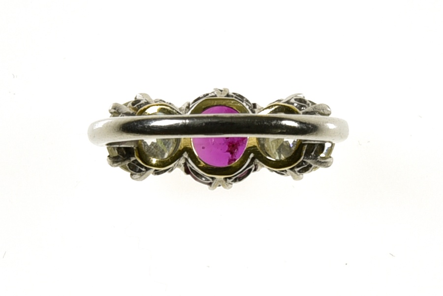 Art Deco Burmese ruby ring 2.25 ct Platinum, set with a magnificent 2.25 ct Burmese ruby in the - Image 3 of 4