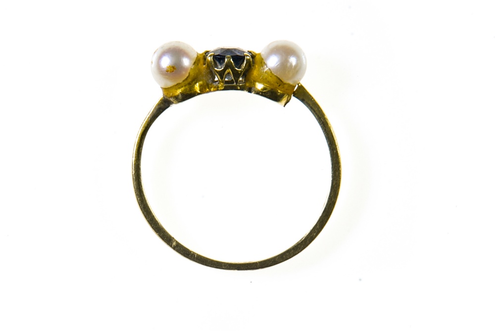 Ring 18 kt yellow gold, set with a small round blue sapphire in the centre, flanked by 2 small - Image 2 of 4