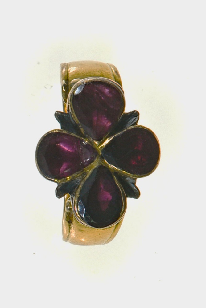 Garnet ring 18 kt rose gold set with 4 pear-cut garnets (one cracked) on paillon. Late 19th century