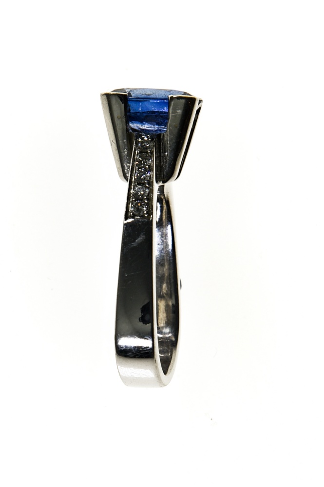 Sapphire ring 18 kt white gold, set with a blue oval +/- 1.8 ct sapphire in the centre. The top of - Image 3 of 4