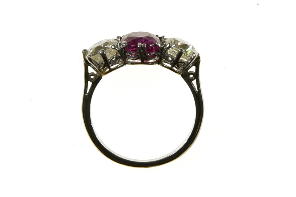 Art Deco Burmese ruby ring 2.25 ct Platinum, set with a magnificent 2.25 ct Burmese ruby in the - Image 2 of 4