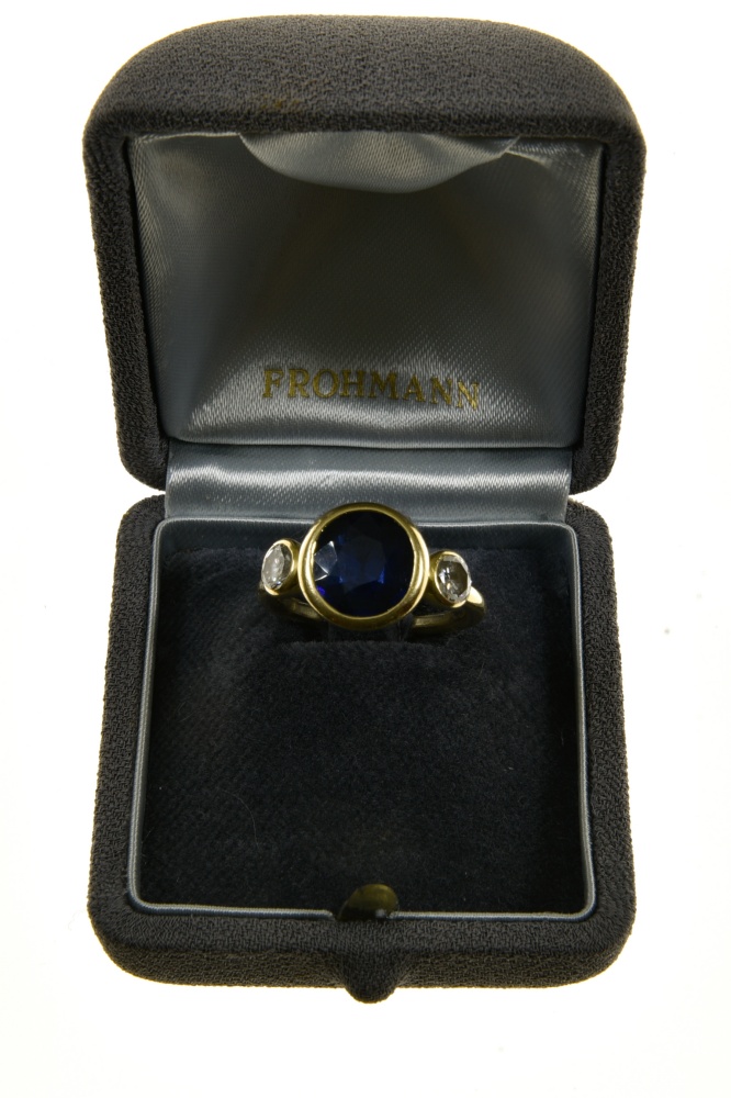 Frohmann Frères Sapphire ring 3.23 ct 18 kt yellow gold, set with a round 3.23 ct blue sapphire, - Image 2 of 5