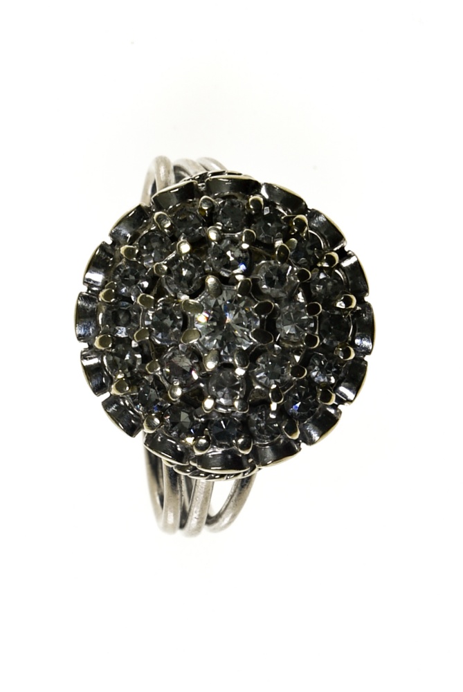 1950's ring 18 kt white gold set with a +/- 0.15 ct brilliant in the centre, surrounded by 2 rows - Image 4 of 4