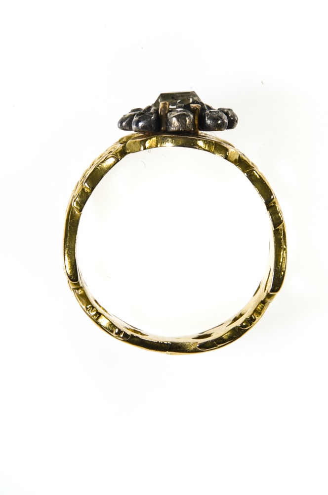 Dragon ring band 18 kt yellow gold et argent, carved with 2 dragons and set with a square rose-cut - Image 3 of 4