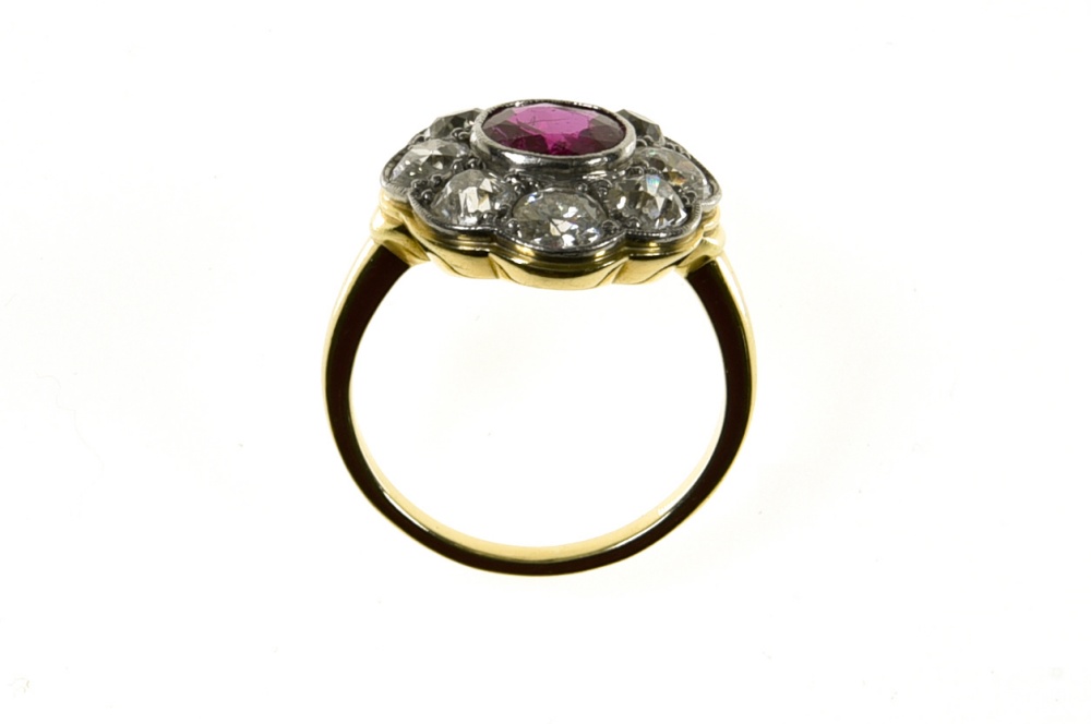 "Daisy" ruby ring 14 kt yellow and white gold, set with a round +/- 1 ct ruby in the centre, - Image 2 of 4