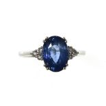 Ceylon sapphire ring 4.86 ct 18 kt white gold, set with an oval "cornflower blue" 4.86 ct Ceylon